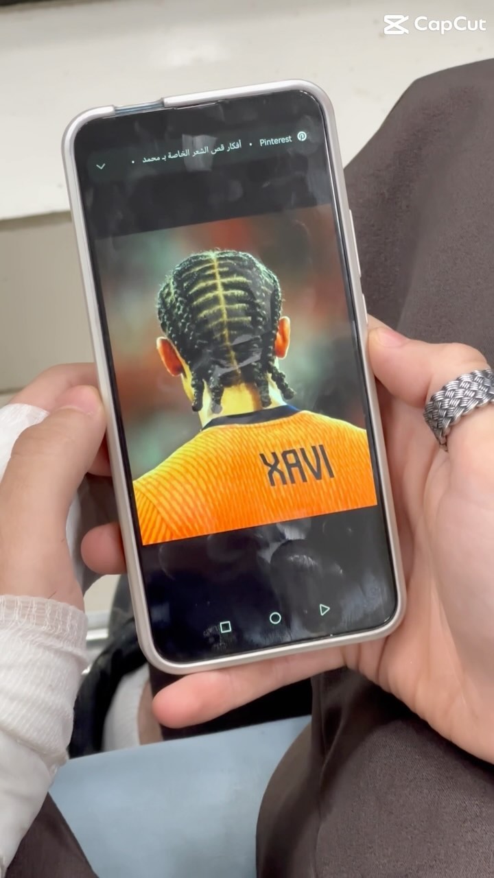 FaceLook consultation and reference-led hair design